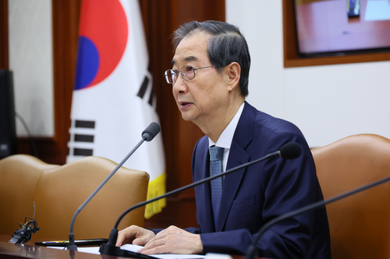 Acting President and Prime Minister Han Duck-soo on April 10 delivers the opening speech at a ministerial meeting on national affairs at Government-Complex Seoul. (Office for Government Policy Coordination-Prime Minister's Secretariat)