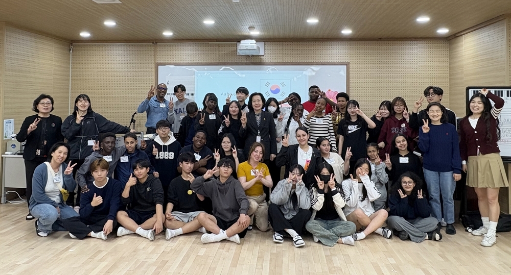 Students and teachers from Sanjeong Middle School in Gwangju's Gwangsan-gu District and Theodore Monod Middle School near Paris on April 8 take a group photo after a farewell ceremony at Sanjeong. 