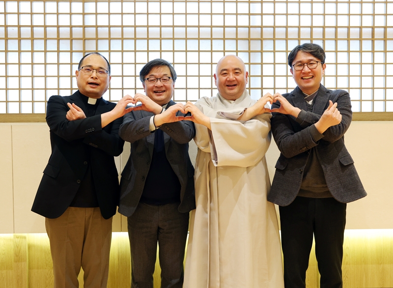 The four members of Meeting Quartet on April 9 make a heart gesture with their fingers and smile after their interview.