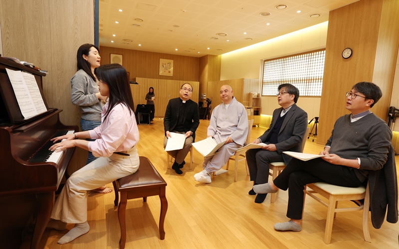 Meeting Quartet, a singing group comprising clergy members each from Protestantism, Catholicism, Buddhism and Won Buddhism, on April 9 practice at a cabin of a Won Buddhist temple in the Heukseok-dong neighborhood of Seoul's Dongjak-gu District.