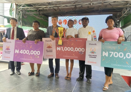 Winners with Ambassador Kim Pan-kyu, KCCN Director Kim Chang-ki and a professional chef 