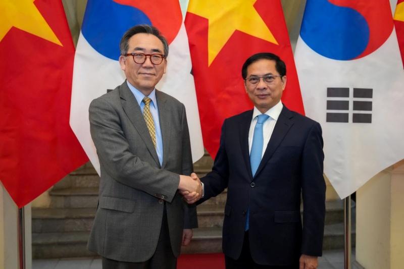 Minister of Foreign Affairs Cho Tae-yul (left), on an official visit to Vietnam, on April 15 shake hands with Vietnamese Deputy Prime Minister and Minister of Foreign Affairs Bui Thanh Son at their bilateral dialogue and working-level dinner in Hanoi. (Ministry of Foreign Affairs) 