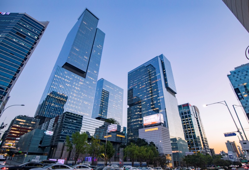 The international credit ratings agency Standard and Poor's on April 15 kept Korea's sovereign rating at 