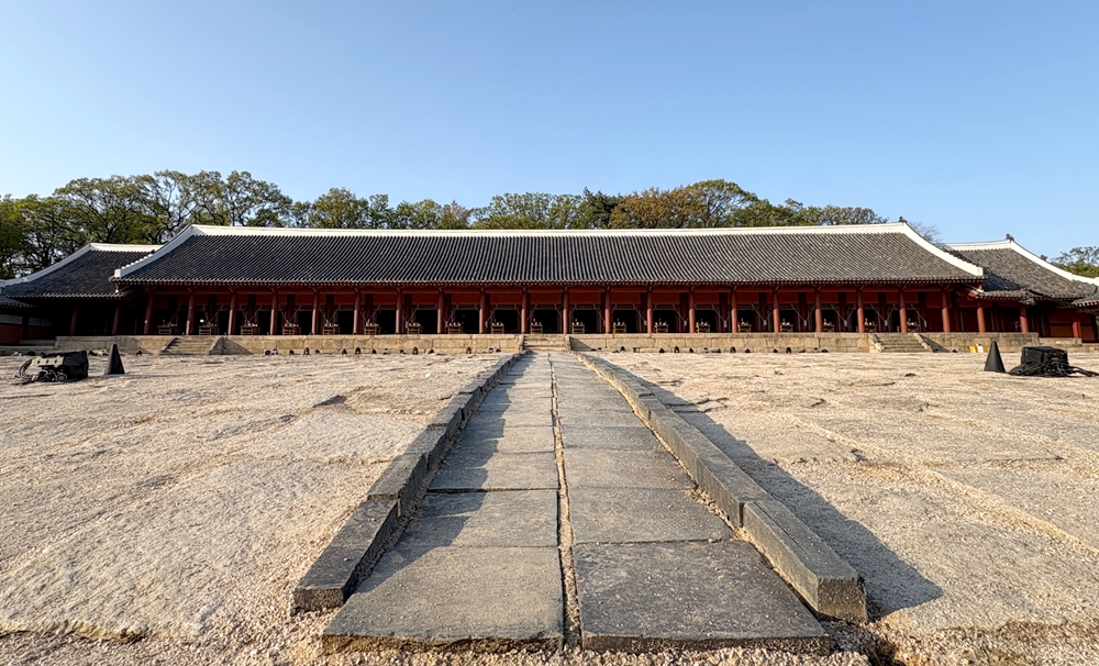 This is Jeongjeon Hall of Jongmyo Shrine after renovation. (Charles Audouin)