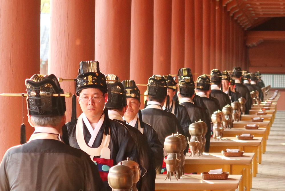 A ceremony to mark the safe return of ancestral tablets is held on April 20 at Jeongjeon Hall of Jongmyo Shrine in Seoul's Jongno-gu District. (Charles Audouin)