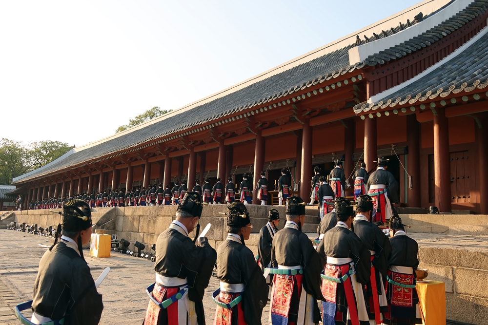 Performers playing members of the upper class on April 20 walk up the stairs after washing their hands in a ceremony to mark the safe return of Joseon Dynasty's royal ancestral tablets at Jongmyo Shrine in Seoul's Jongno-gu District.  