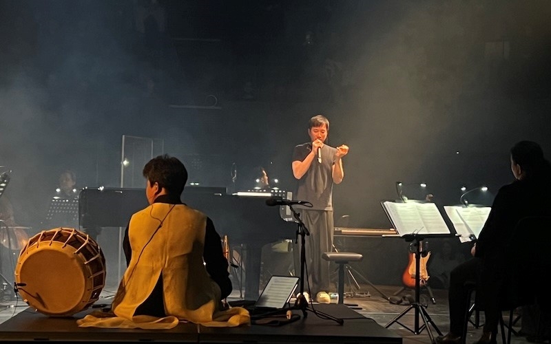 Jung shares his story on artistic path as a composer during the concert. 