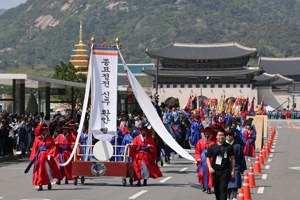 A procession to mark the return of ancestral tablets from the royal courts of the Joseon Dynasty (1392-1910) and the Korean Empire (1897-1910) is held on April 20 in front of Gwanghwamun Gate in Seoul's Jongno-gu District, going from Changdeokgung Palace to Jongmyo Shrine. (Yonhap News) 