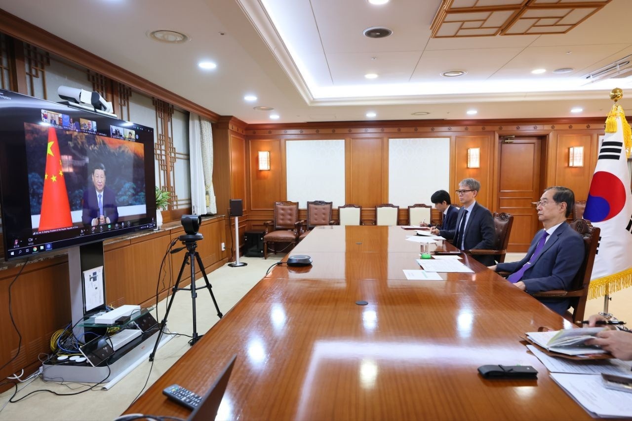 Acting President and Prime Minister Han Duck-soo (right) on April 23 takes part in the United Nations Climate Summit via videoconferencing at Government Complex-Seoul. (Prime Minister's Office)  