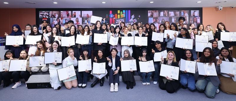 Chae Su-hee (sitting eighth from left in front row), director general of the Global Public Relations Bureau of the Ministry of Culture, Sports and Tourism, on April 29 poses for a group photo at the induction ceremony for this year's K-influencers at KOCIS (Korean Culture and Information Service) Center in Seoul's Jung-gu District. 