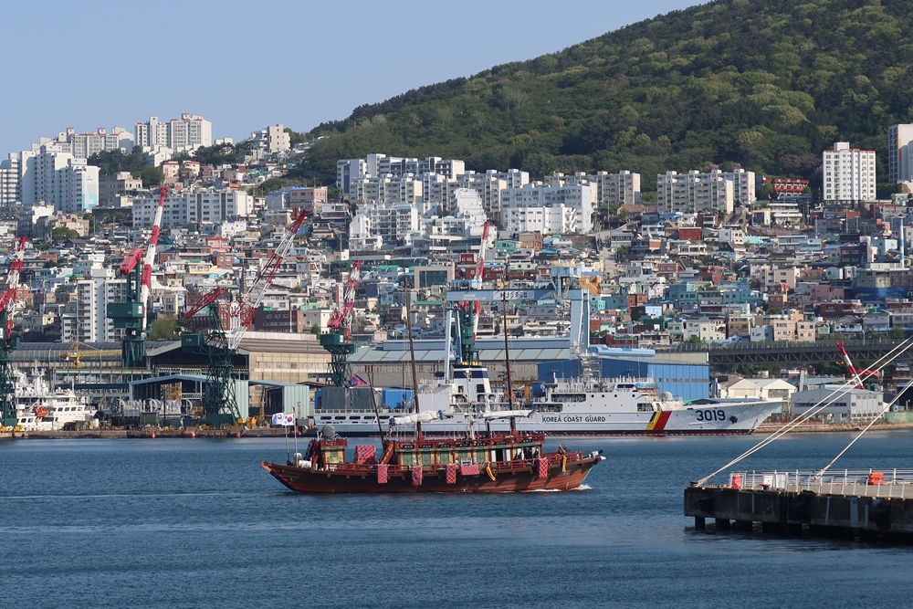 A replica of a ship carrying Tongsinsa, or envoys of the Joseon Dynasty (1392-1019) to Japan from the 17th to 19th centuries, on April 26 sails in front of Yeongdo Island in Busan. Made from pine tree wood from trees in Gangwon-do Province, the ship is 34.5 m long and 9.3 m wide with a mast 22 m tall. (Charles Audouin) 