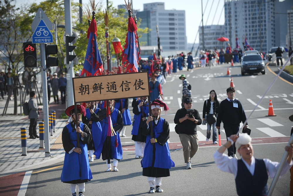 Tongsinsa's procession, the main event of the festival, is held on April 26 at Yisunsindaero in Busan's Dong-gu District. (Busan Cultural Foundation)