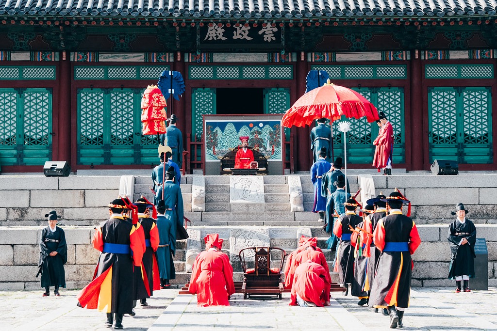 A ceremony for the appointment of three envoys to Japan by the Joseon king on April 24 is reenacted at Gyeonghuigung Palace in Seoul's Jongno-gu District. The real ceremony was held at Changgyeonggung Palace during the Joseon Dynasty (1392-1910). (Busan Cultural Foundation)