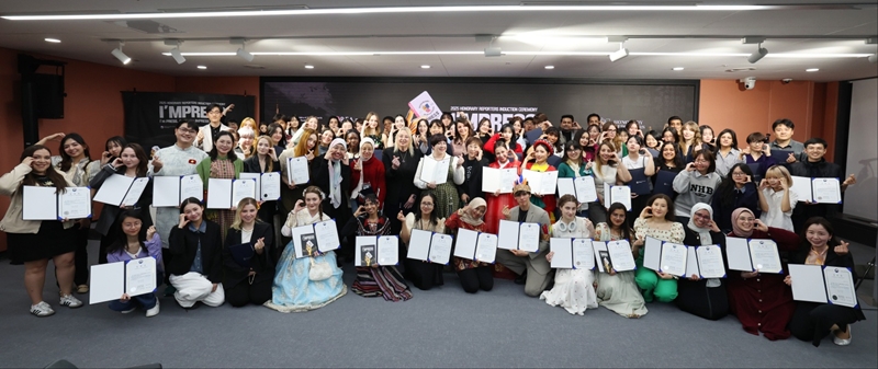 The 2025 class of Korea.net Honorary Reporters on April 30 pose for photos at their induction ceremony hosted at KOCIS (Korean Culture and Information Service) Center in Seoul's Jung-gu District. 