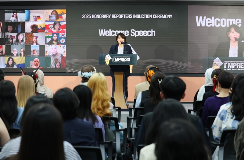 Chae Su-hee, director general of the ministry's Global Public Relations Bureau, on April 30 delivers a congratulatory speech at the induction ceremony for this year's class of Honorary Reporters at KOCIS Center in Seoul's Jung-gu District. 