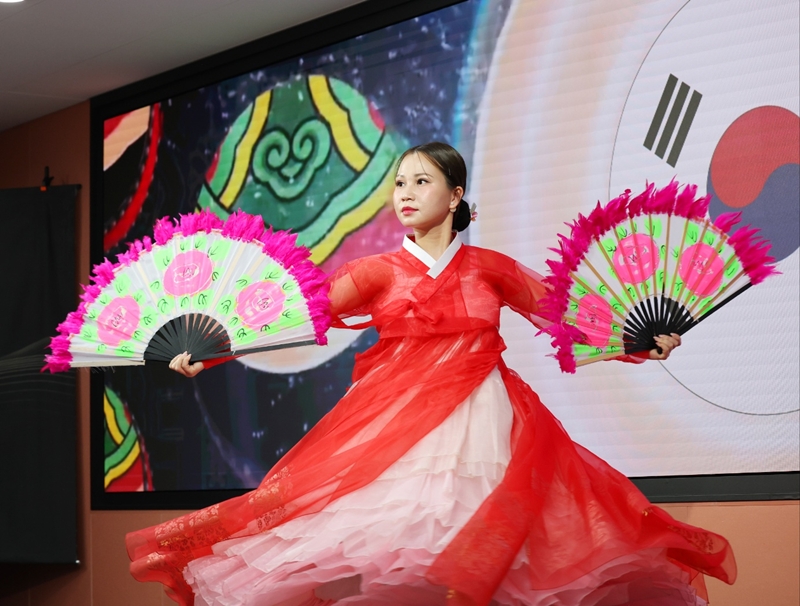 An Honorary Reporter from Vietnam on April 30 performs a fusion dance combining elements of traditional Korean and Vietnamese dance to liven up the induction ceremony for this year's class of Honorary Reporters at KOCIS Center in Seoul's Jung-gu District.  
