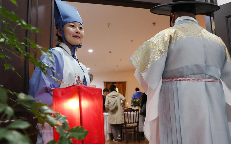 A court lady guides a VIP guest at the banquet hall.