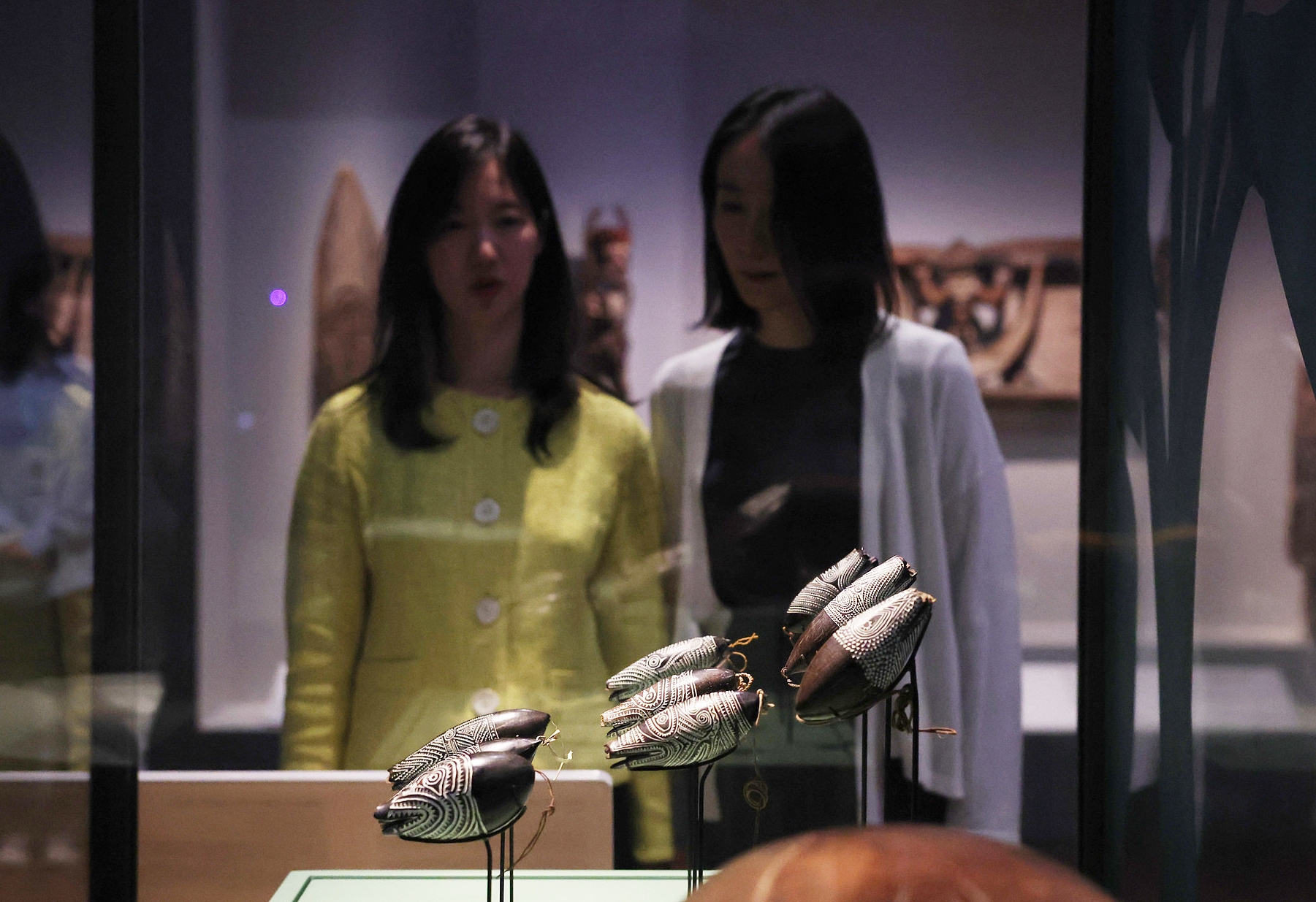 Marupai (hunting charms or amulets), which are made by delicately sculpting coconuts and applying lime afterward and said to have magical powers, are part of the exhibition 