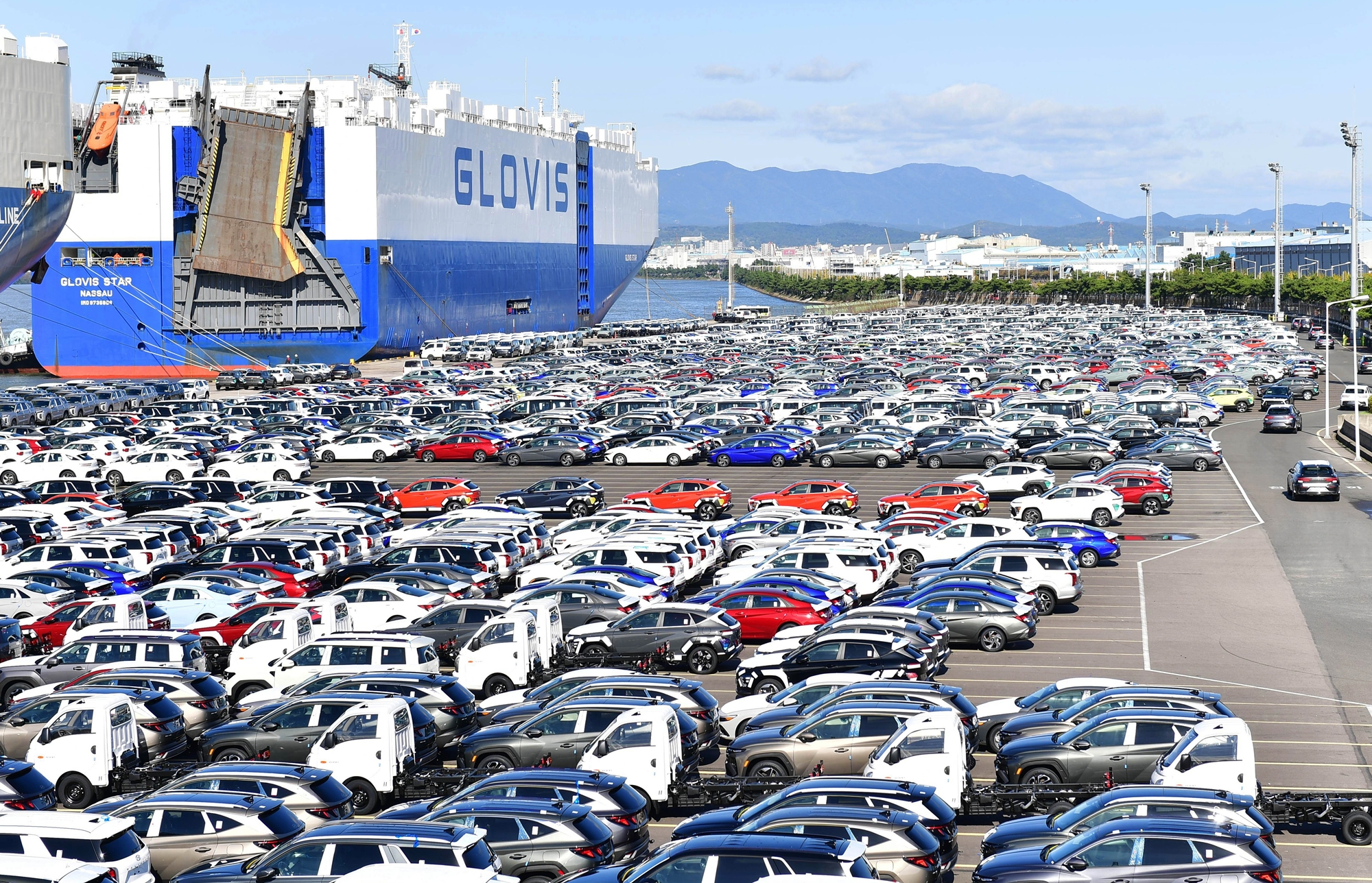The Ministry of Trade, Industry and Energy on May 1 said in its report on April trade trends that exports last month rose 3.7% year on year to USD 58.21 billion. Shown are completed cars at a shipyard next to Hyundai Motor's plant in Ulsan. (Hyundai Motor Group)  