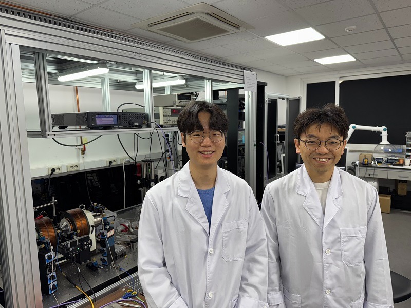 Dr. Song Moojune and professor Kim Kab-Jin of the Korea Advanced Institute of Science and Technology (KAIST) are two members of the joint research team with the U.S. that performed the study. (KAIST)