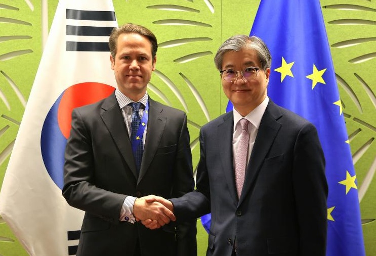 The Korea-European Union Joint Committee in Brussels on May 7 held its 21st meeting, with Niclas Kvarnstrom (left), managing director for Asia Pacific of the EU's European External Action Service, and Deputy Minister of Foreign Affairs for Economic Affairs Kim Heesang heading their respective sides. (Ministry of Foreign Affairs)  