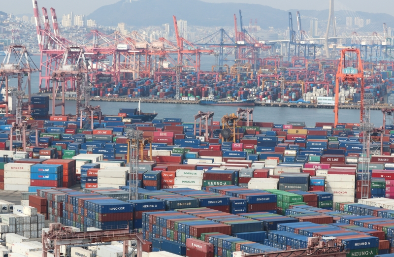 March saw a current account surplus of USD 9.14 billion, the Bank of Korea said on May 9 based on tentative data on balance of payments. Shown are containers on April 30 at the wharfs Sinseondae and Gamman of Busan Port in Busan's Nam-gu District. (Yonhap News)  