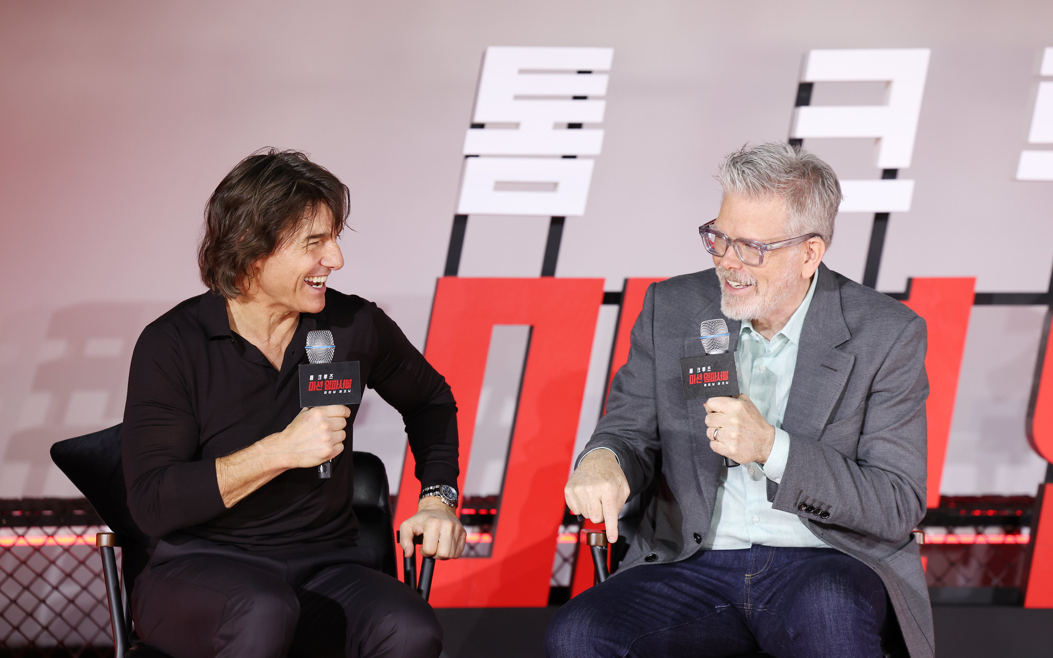 Actor Tom Cruise (left) and director Christopher McQuarrie on May 8 answer reporters' questions at a news conference for the Korean premiere of 