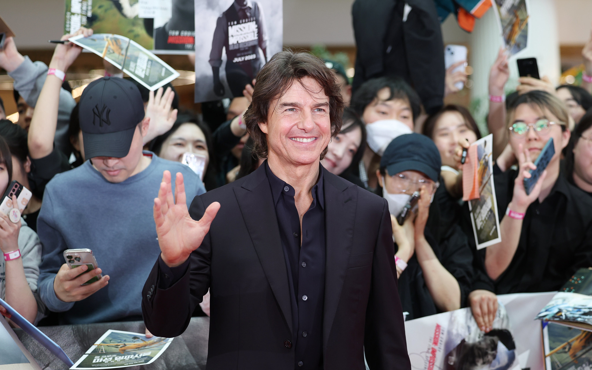 Actor Tom Cruise on May 8 takes a photo with his Korean fans at a red carpet event to promote his film 