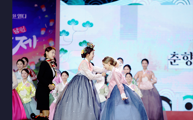 May is awarded the Miss Chunhyang Hyun title. 