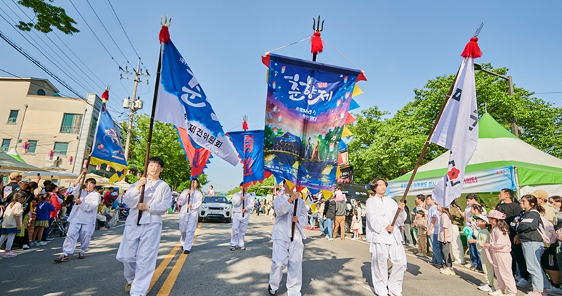 The annual Chunhyang Festival was held from April 30 to May 6 at Gwanghalluwon Garden and Yocheon Stream in Namwon, Jeollabuk-do Province. (Namwon City Hall)