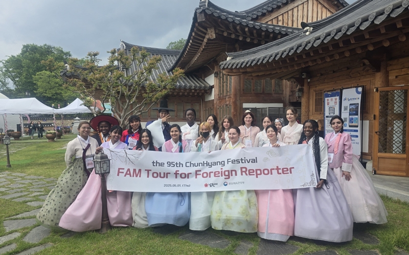 Honorary Reporters on May 1 take a group photo in front of Gwanghalluwon Garden in Namwon, Jeollabuk-do Province. (Ministry of Culture, Sports and Tourism)