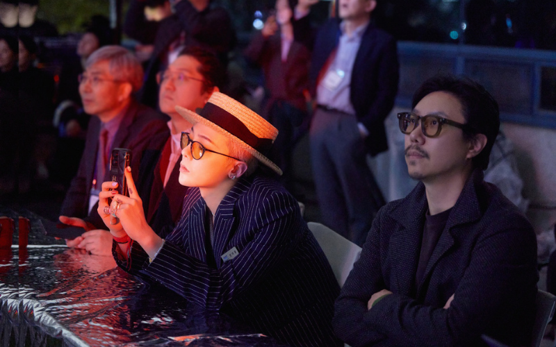 K-pop artist G-Dragon (left) and Professor Lee Jin-joon from KAIST observe the transmission of G-Dragon’s song “Home Sweet Home” into space on April 9. 