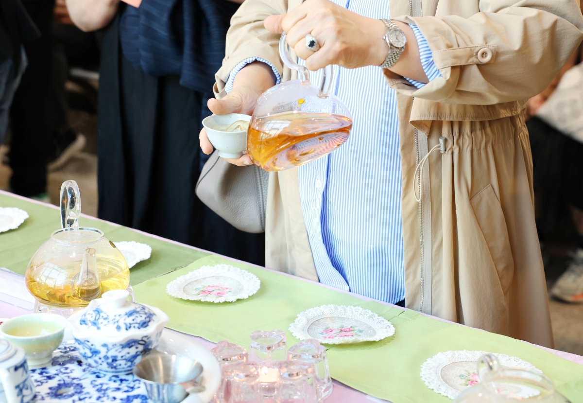 Tea and traditional snacks are served to the audience before the brunch concert 