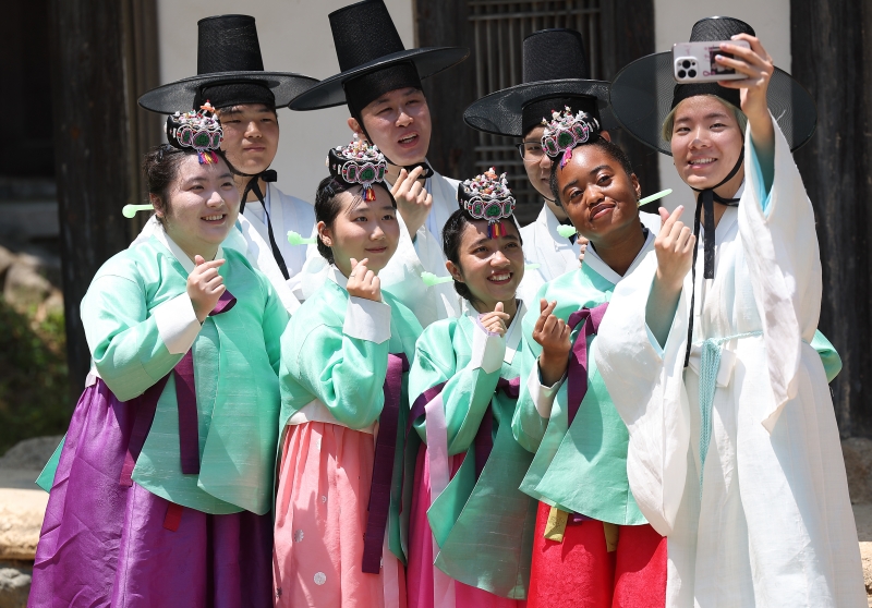 14일 경북 경산시 영남대학교 민속촌 구계서원에서 열린 관례·계례 행사에서 외국인 유학생들이 한국 전통 성년식에 참가한 후 함께 기념 촬영을 하고 있다.