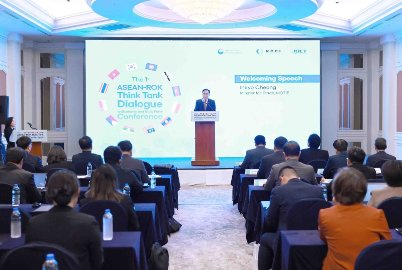Minister for Trade Cheong Inkyo on May 14 delivers a welcoming speech at the first bilateral Think-tank Dialogue on Economic and Trade Policy with the Association of Southeast Asian Nations at Lotte Hotel Jeju in Seogwipo, Jeju Island. (Ministry of Trade, Industry and Energy)