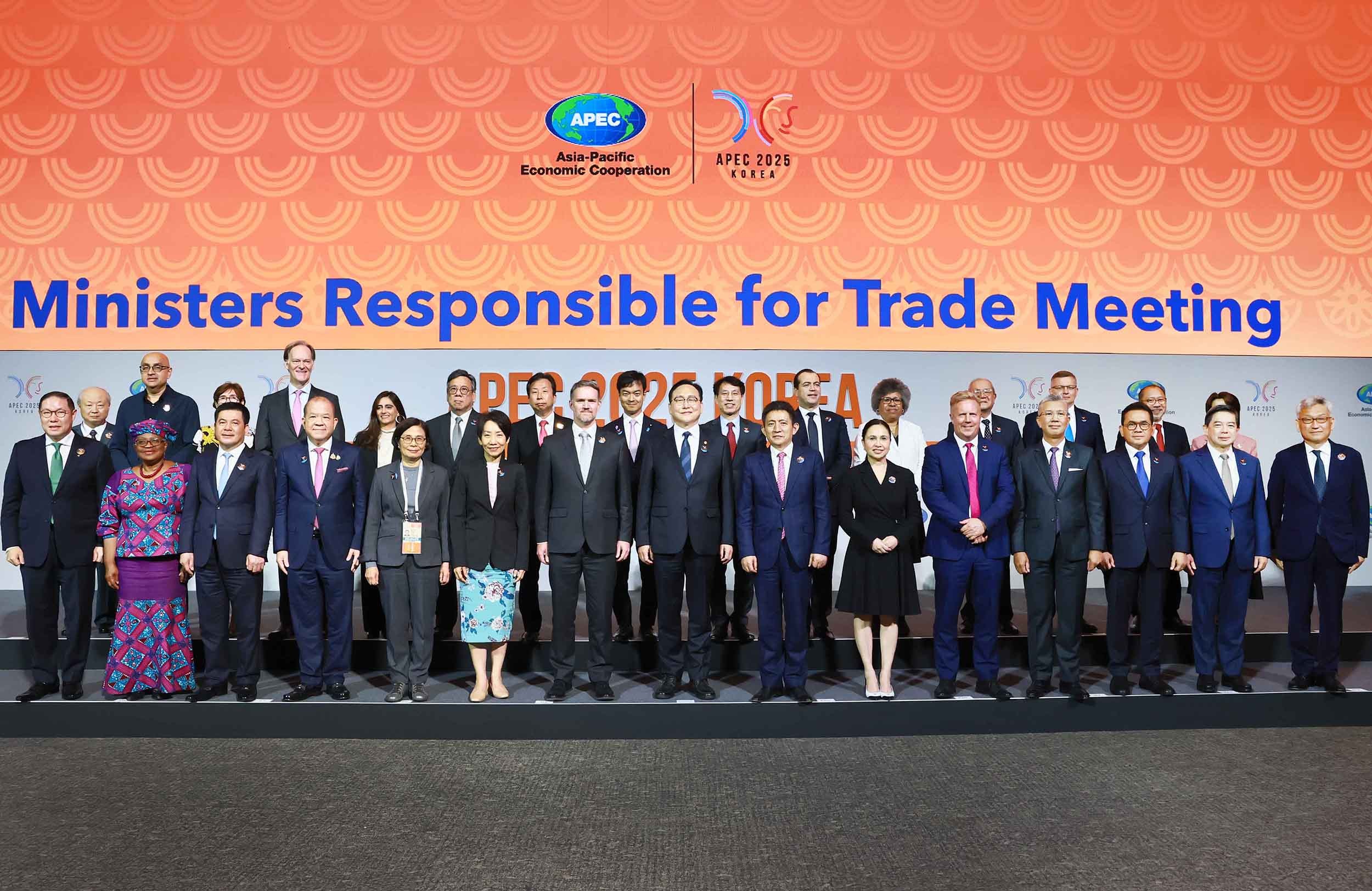  Attendees of the APEC Ministers Responsible for Trade Meeting on May 15 pose for a group photo at the opening ceremony held at International Convention Center Jeju in Seogwipo, Jeju Island.  