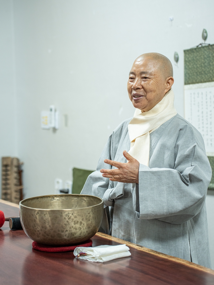 Ven. Jeonggwan speaks before reciting Ogwangwe, or a chant recited by monastics before eating at a temple.