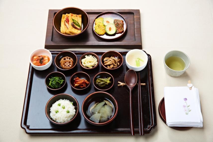 ﻿Buddhist temple food has been designated National Intangible Cultural Heritage. Shown is a meal at Jingwansa Temple in Seoul's Eunpyeong-gu District. (Cultural Corps of Korean Buddhism)  