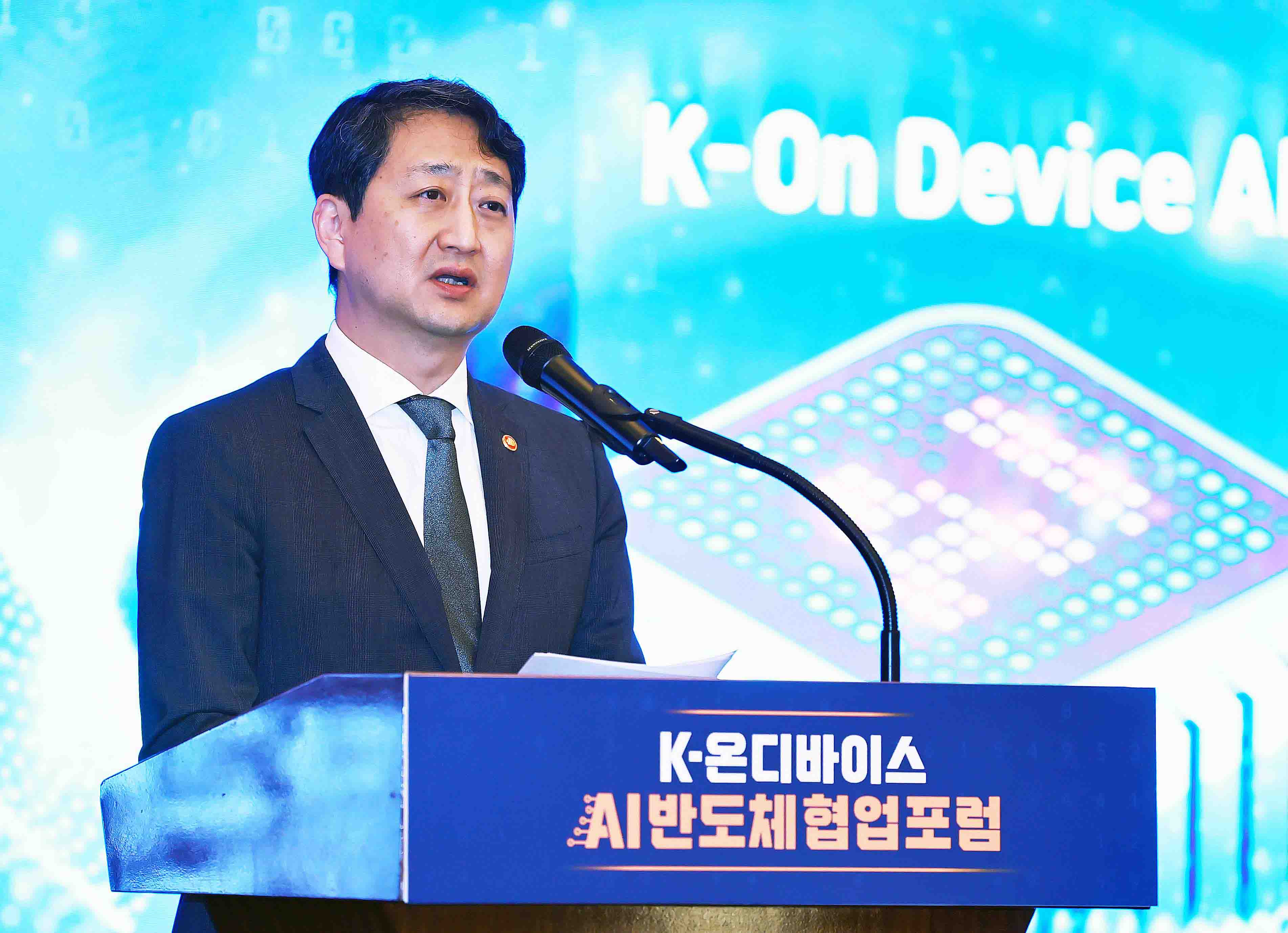 Minister of Trade, Industry and Energy Ahn Dukgeun on May 20 gives a speech to the AI Semiconductor Collaboration Forum at the hotel Westin Josun Seoul in the capital's Jung-gu District. (Ministry of Trade, Industry and Energy)  