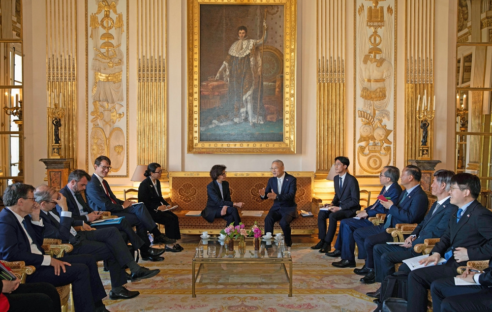 Minister of Culture, Sports and Tourism Yu In Chon (center to right) on May 20 speaks to his French counterpart Rachida Dati ahead of their signing of a letter of intent on cultural cooperation to mark the 140th anniversary of bilateral ties at the French Ministry of Culture in Paris. (Ministry of Culture, Sports and Tourism)