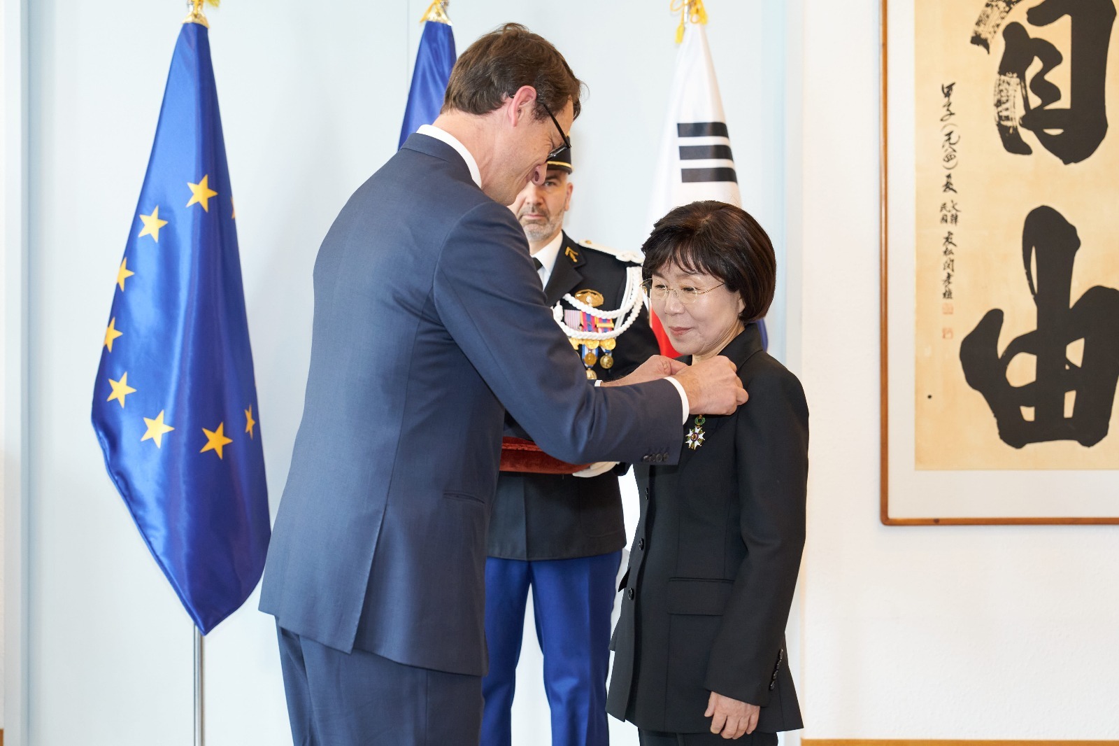 Choi Jung-hwa, president of the Corea (Korea) Image and Communication Institute and professor emeritus of Hankuk University of Foreign Studies, on May 15 receives the rank of Officier of the Legion of Honor from French Ambassador to Korea Philippe Berthoud at the latter's official residence in Seoul's Seodaemun-gu District. (French Embassy in Korea)