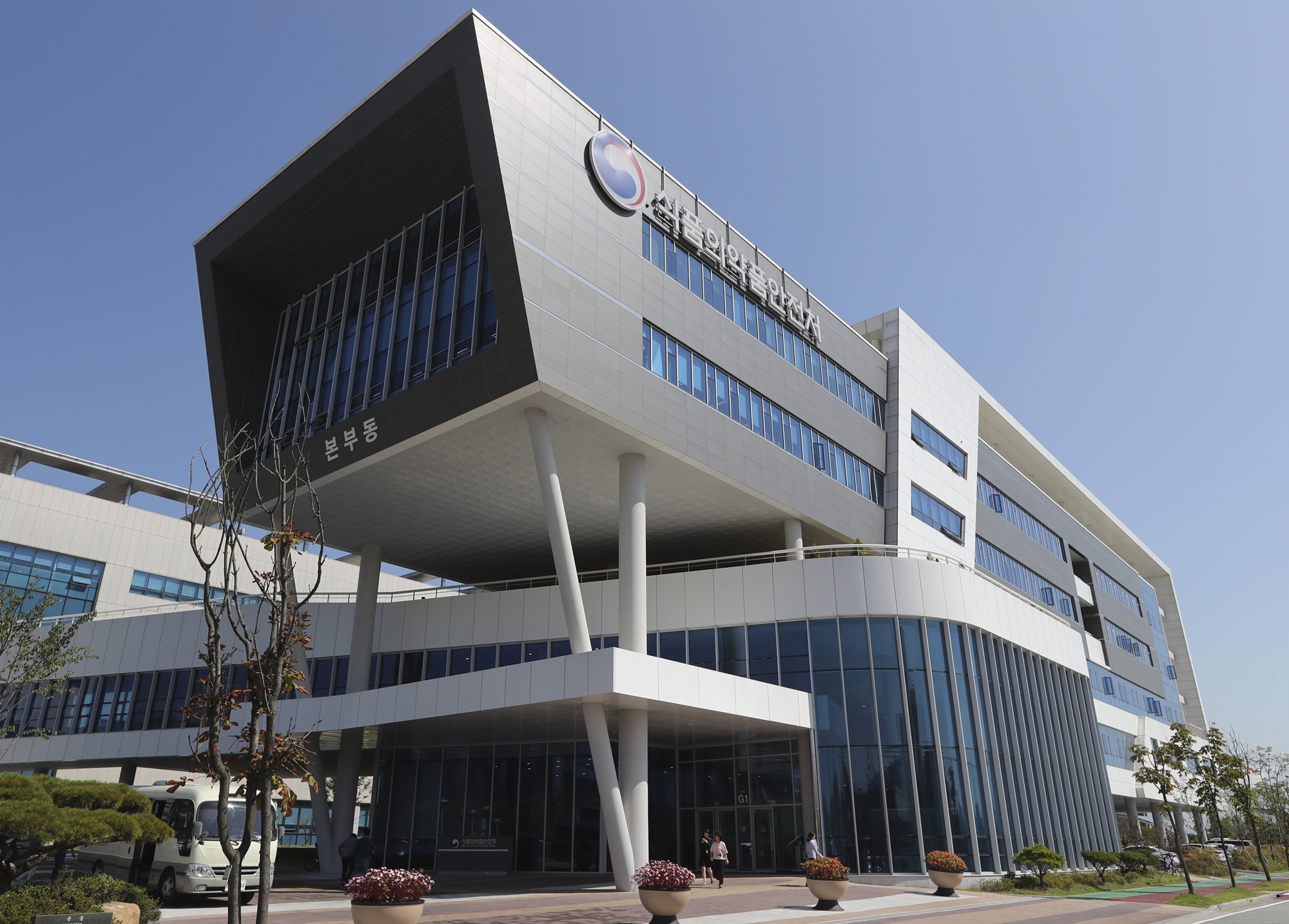 A human skin-based model to test skin irritation by medical devices developed by the National Institute of Food and Drug Safety Evaluation under the Ministry of Food and Drug Safety on May 14 was designated a global standard of the International Organization for Standardization. (Yonhap News)