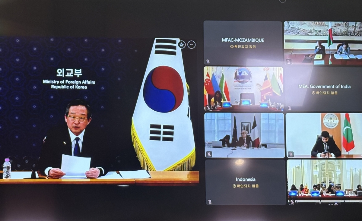 ﻿Deputy Minister of Foreign Affairs for Political Affairs Chung Byung-won (left) on May 21 speaks at an online meeting of the Indian Ocean Rim Association. (Ministry of Foreign Affairs)  