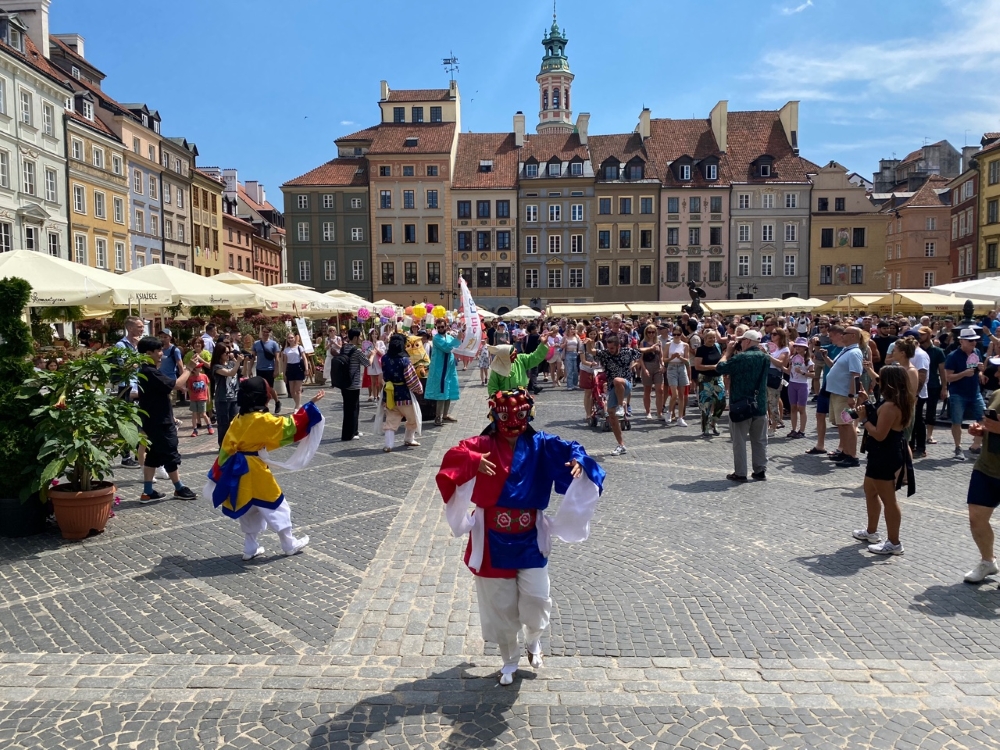 ﻿Korean Cultural Centers (KCC) around the world will host events to further spread Korean culture around the globe. Shown is a traditional mask dance performed by the troupe Greatest Masque, which will perform in July at the KCC in Warsaw, Poland. 