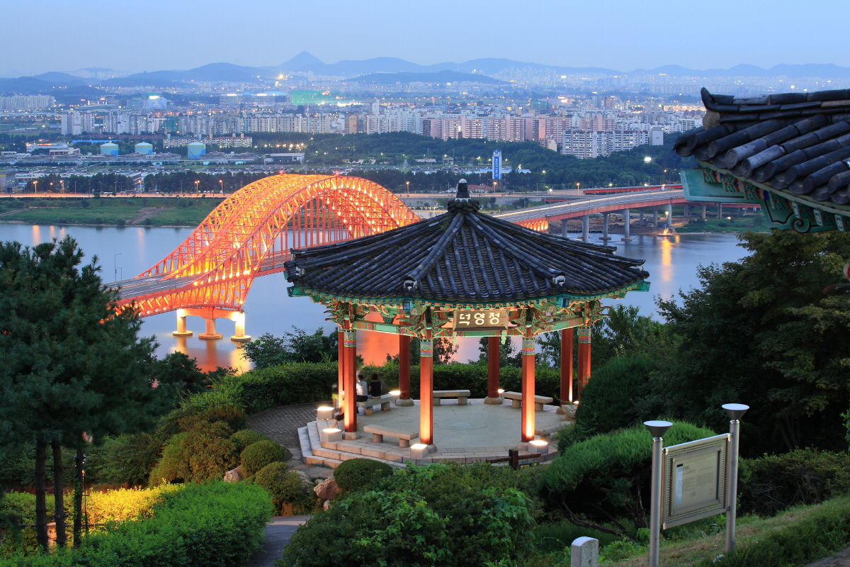 The Korea Heritage Service from May 30 through June 22 will hold the 2025 K-Heritage Week. Shown is the nightscape as seen from Haengjusanseong Fortress in Goyang, Gyeonggi-do Province. (Goyang City Hall)