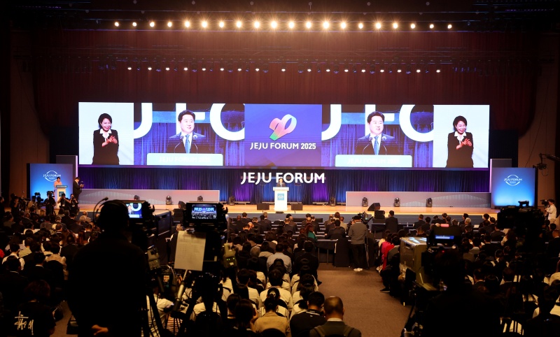 Gov. Oh Young Hun of Jeju Special Self-Governing Province on May 29 delivers the welcoming speech at this year's Jeju Forum held at International Convention Center Jeju in Seogwipo, Jeju Island. (Yonhap News)  