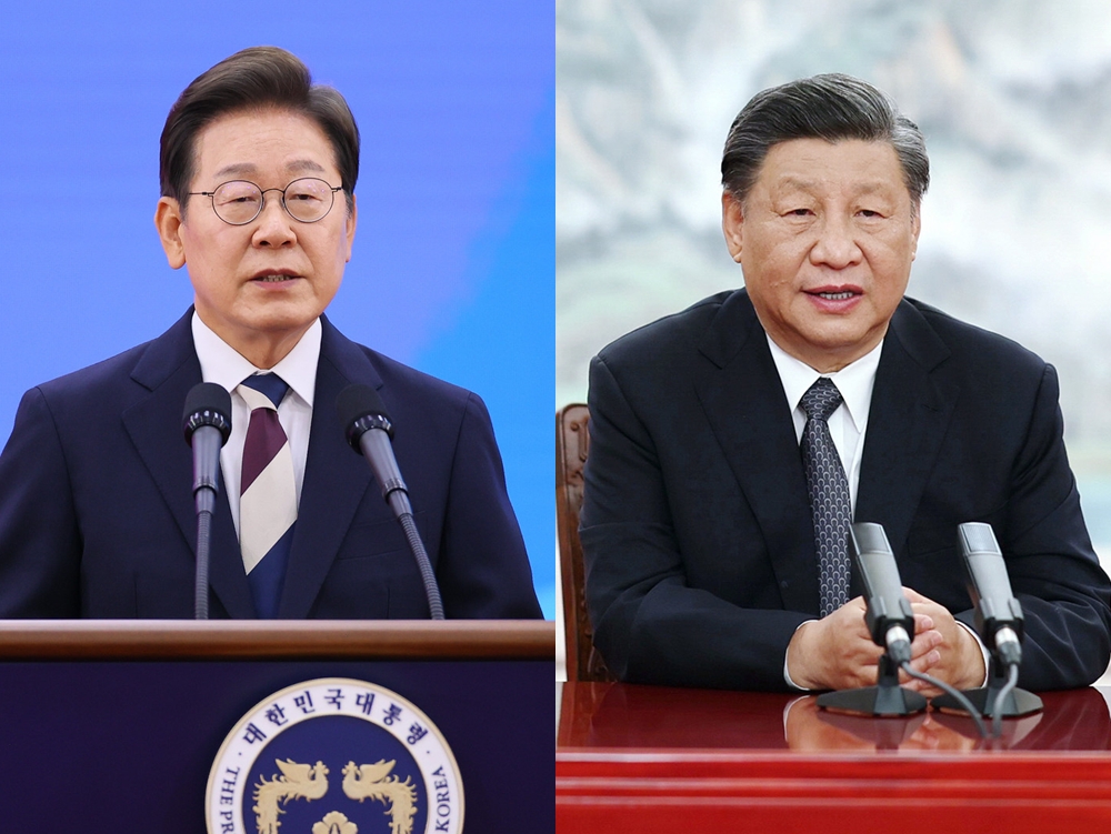 President Lee Jae-myung (left) on June 10 held his first phone summit with Chinese President Xi Jinping to discuss boosting bilateral relations. (Joint Press Corps and Yonhap News)  