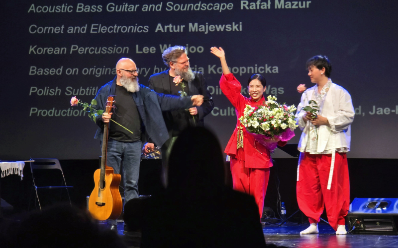 The opening day’s “New Pansori” concert showcases the fusion of Korean and Polish cultures with performance by Jang Seoyoon, a pansori singer (second from right), and Rafal Mazur, a renowned Polish musician (left). 