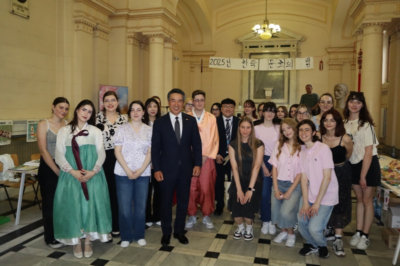 His Excellency Rim Kap-soo, Ambassador of Korea to Romania (center), poses for a group photo with students and professors from the University of Bucharest’s Korean Language and Literature Department during the first evening of the event. (Paraschiva-loana Balea)  
