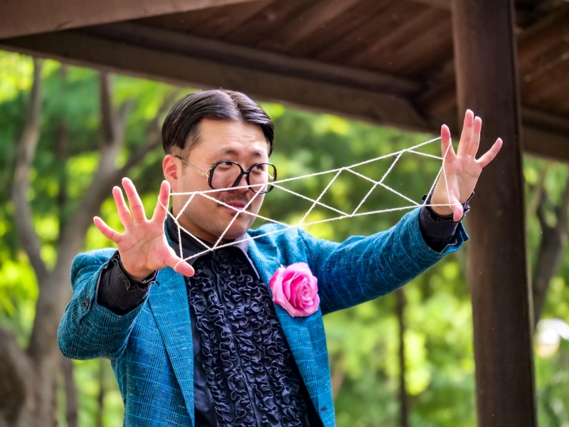 Lee Dae-yeol, who transformed from a yo-yo performer to a puppeteer, uses string as his main artistic medium. (Lee Dae-yeol) 